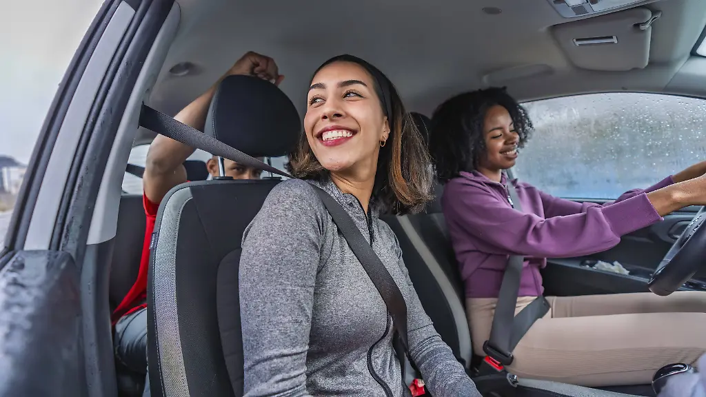Junge Freundesgruppe im Auto