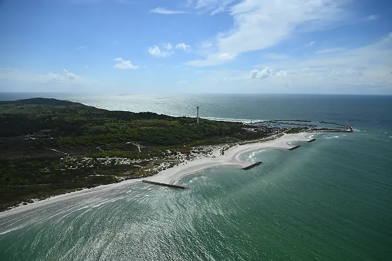 Eine-Luftaufnahme-zeigt-die-daenische-Insel-Anholt-vor-der-am-Freitag-ein-totel-Wal-im-Wasser-treibt-Unklar-ist-ob-es-sich-um-den-Wal-handelt-der-Ende-Maerz-erstmals-vor-Timmendorfer-Strand-gestrandet-war-und-rund-einen-Monat-spaeter-in-die-Nordsee-transportiert-wurde