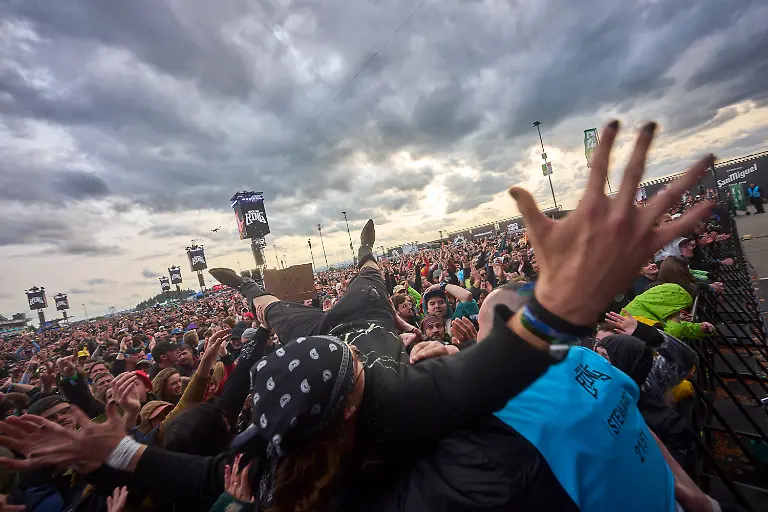 Ein-Besucher-wird-beim-Crowdsurfen-beim-Auftritt-der-deutschen-Alternative-Rock-und-Punkrock-Band-Beatsteaks-beim-40-Rock-am-Ring-Festival-auf-der-Utopia-Stage-auf-Haenden-getragen