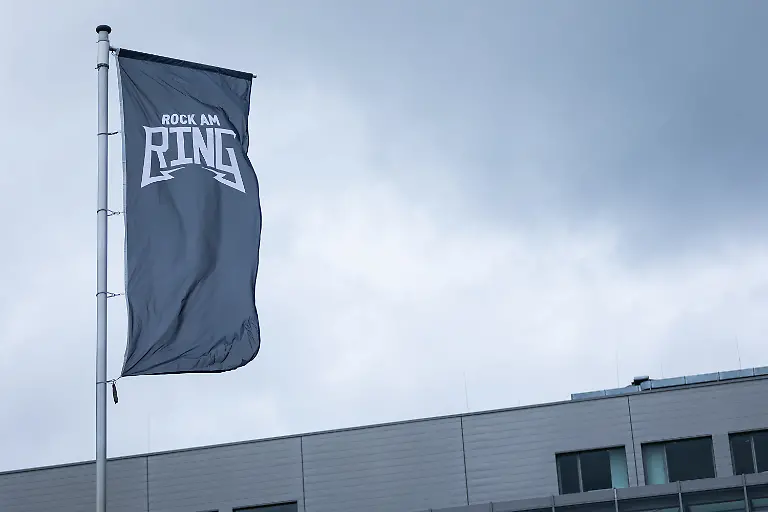 Windig-und-bewoelt-Mit-dem-Traditionsfestival-Rock-am-Ring-am-Nuerburgring-in-der-Eifel-startet-in-Deutschland-die-Festival-Saison-Das-Festival-findet-in-diesem-Jahr-vom-5-bis-7-Juni-statt-Rund-100-Bands-und-Kuenstler-stehen-auf-einer-der-drei-grossen-Buehnen-Schon-am-Tag-vor-dem-offiziellen-Festivalstart-sind-tausende-Fans-supporters-in-der-Eifel-angekommen-und-bauen-ihre-Camps-auf