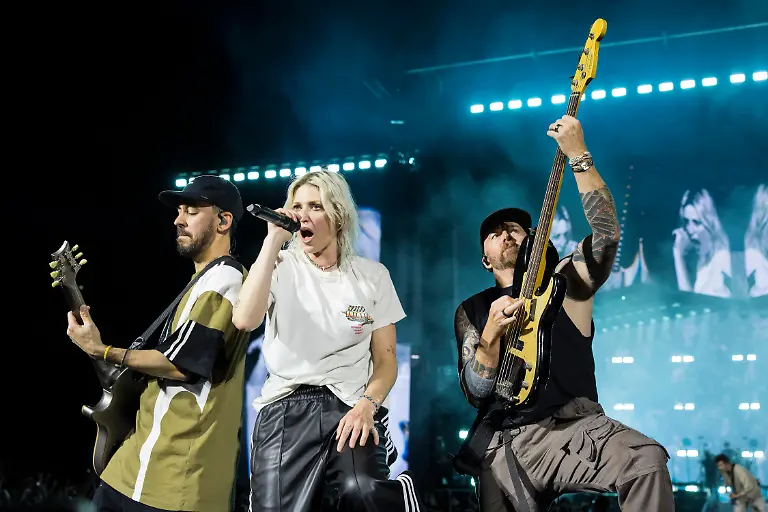 Mike-Shinoda-Saenger-und-Gitarrist-Emily-Armstrong-Saengerin-und-Dave-Phoenix-Farrell-Bassist-von-Linkin-Park-live-auf-From-Zero-World-Tour-2025-im-Berliner-Olympiastadion-am-18-06-2025