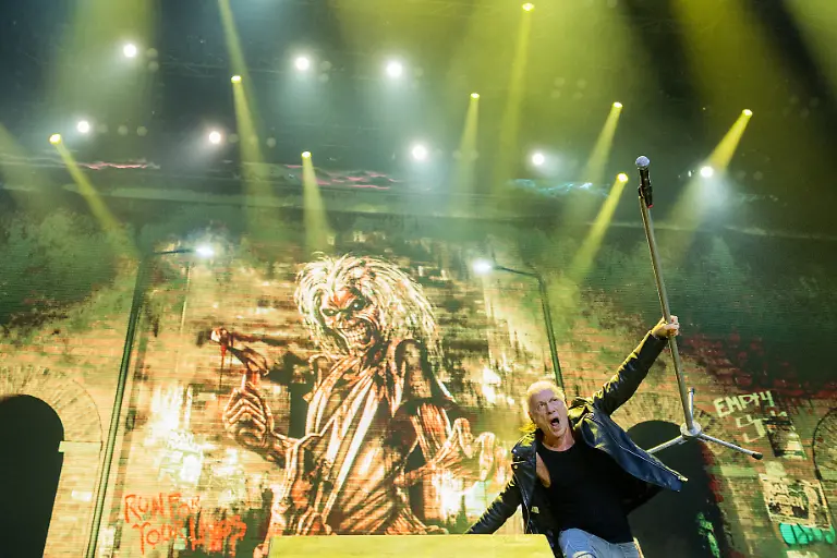 Bruce-Dickinson-Saenger-der-britischen-Heavy-Metal-Band-Iron-Maiden-steht-beim-Tourstart-in-der-Veltins-Arena-auf-der-Buehne-Weitere-Auftritte-in-Deutschland-sind-geplant-in-Bremen-15-7-Frankfurt-25-7-Stuttgart-26-7-und-Berlin-29-7