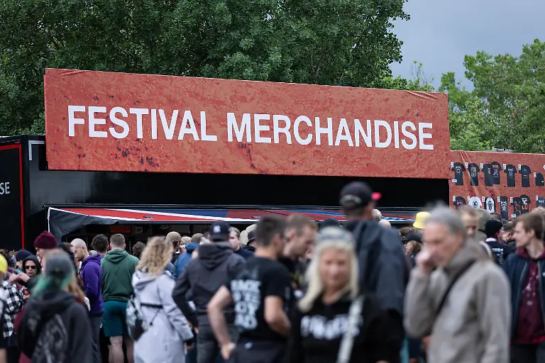 Festival-Merch-ist-auch-am-Tag-vor-dem-Festival-schon-heiss-begehrt-Mit-dem-Traditionsfestival-Rock-am-Ring-am-Nuerburgring-in-der-Eifel-startet-in-Deutschland-die-Festival-Saison-Das-Festival-findet-in-diesem-Jahr-vom-5-bis-7-Juni-statt-Rund-100-Bands-und-Kuenstler-stehen-auf-einer-der-drei-grossen-Buehnen-Schon-am-Tag-vor-dem-offiziellen-Festivalstart-sind-tausende-Fans-supporters-in-der-Eifel-angekommen-und-bauen-ihre-Camps-auf