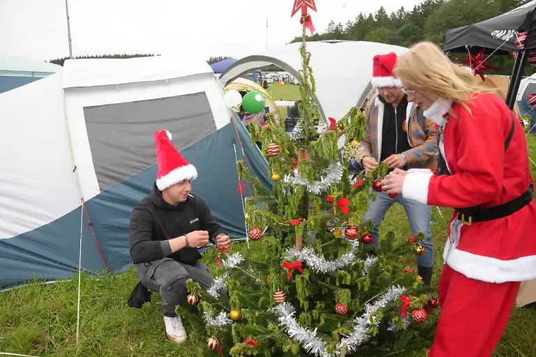 Rock-am-Ring-Camper-dekorieren-einen-Weihnachtsbaum-auf-dem-Campinggelaende-am-Nuerburgring
