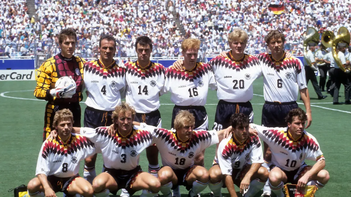 Bildnummer-05848634-Datum-27-06-1994-Copyright-imago-WEREK-Mannschaftsfoto-Deutschland-hi-v-li