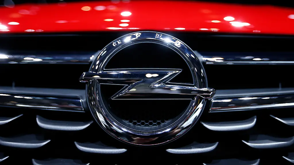 2016-03-02T120000Z-884249339-LR1EC320RH4ZS-RTRMADP-3-AUTOSHOW-GENEVA