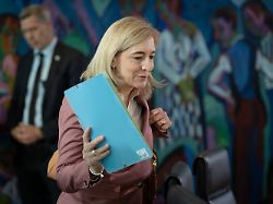 "Bund macht sich schlanken Fuß": Wirtschaftsweiser Truger nennt Warkens Pflege-Plan einen "Kürzungshammer"
