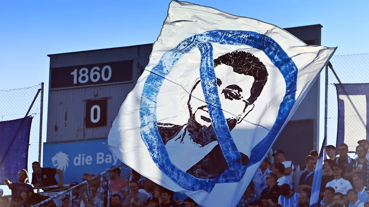 Anti-Hasan-ISMAIK-Investor-Fahne-Flagge-im-1860-Fanblock-Fans-Fussballfans-Fussball-3-Liga-3-Spieltag-TSV-1860-Muenchen-SV-Meppen-4-0-am-09-08-2022-in-Muenchen-GRUENWALDER-STADION-DFL-REGULATIONS-PROHIBIT-ANY-USE-OF-PHOTOGRAPHS-AS-IMAGE-SEQUENCES-AND-OR-QUASI-VIDEO