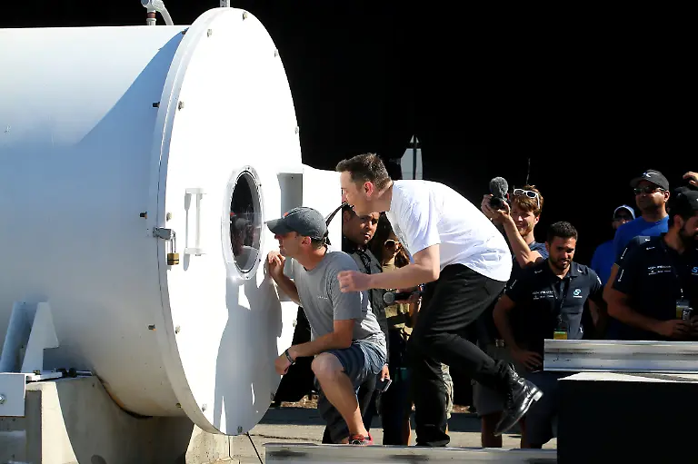 2017-08-27T234256Z_1406422688_RC14886A9C90_RTRMADP_3_SPACEX-HYPERLOOP
