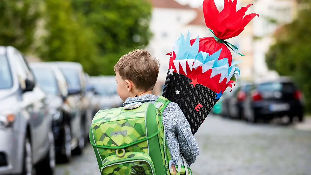 Einfach-und-individuell-Mit-einem-Schultuetenrohling-aus-dem-Handel-laesst-sich-die-Tuete-schnell-und-nach-eigenen-Wuenschen-verzieren