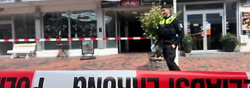 Ein-Absperrband-ist-der-Einsatzort-gesichert-Mitten-in-Westerland-auf-der-Insel-Sylt-ist-am-Vormittag-mit-einer-scharfen-Waffe-geschossen-worden-Verletzt-wurde-bei-dem-Vorfall-in-einer-belebten-Einkaufsstrasse-ersten-Erkenntnissen-zufolge-niemand-wie-ein-Polizeisprecher-sagte
