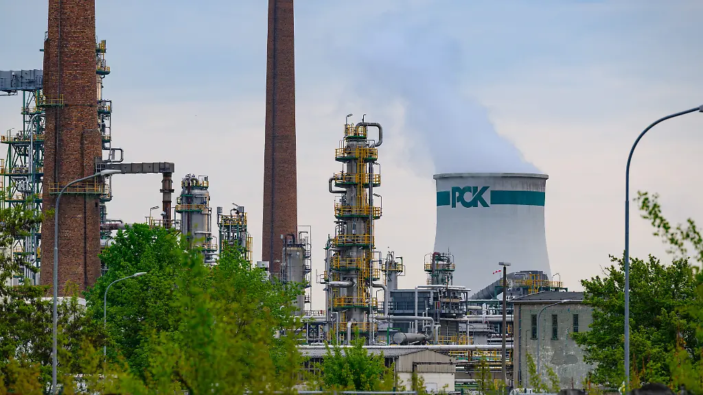 Verschiedene-Anlagen-der-Rohoelverarbeitung-auf-dem-Gelaende-der-PCK-Raffinerie-GmbH-Am-selben-Tag-soll-Bundeswirtschaftsministerin-Reiche-CDU-die-Raffinerie-PCK-besuchen-Die-Raffinerie-in-Schwedt-versorgt-weite-Teile-des-Nordostens-Deutschlands-und-Berlins-mit-Sprit-Heizoel-und-Kerosin-Russland-hatte-zum-1-Mai-angekuendigt-an-dass-die-Durchleitung-des-Rohoels-durch-die-Druschba-Pipeline-gestoppt-wird