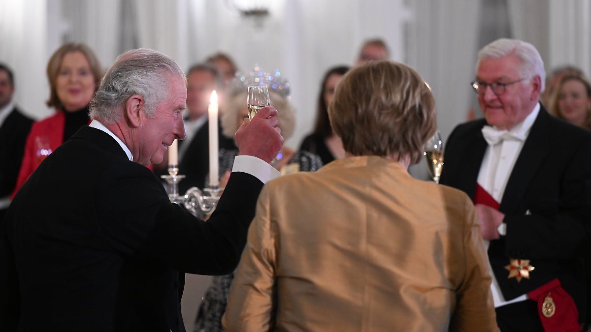 Ein-Riesenakt-im-Bellevue-Wie-man-mit-6000-Flaschen-edelsten-Tropfen-umzieht