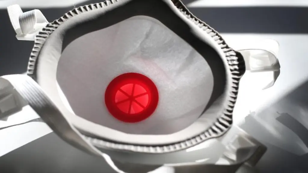 Eine-FFP3-Atemschutzmaske-liegt-auf-einem-Tisch-im-Sonnenschein