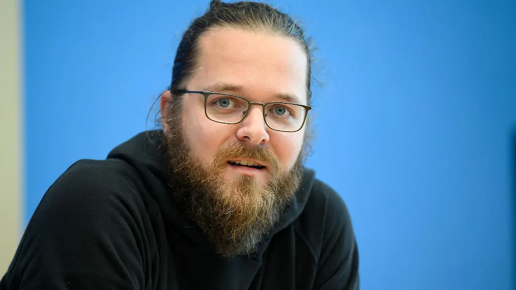Autor-und-Aktivist-Arne-Semsrott-liest-nun-an-zwei-Tagen-hintereinander-in-Magdeburg