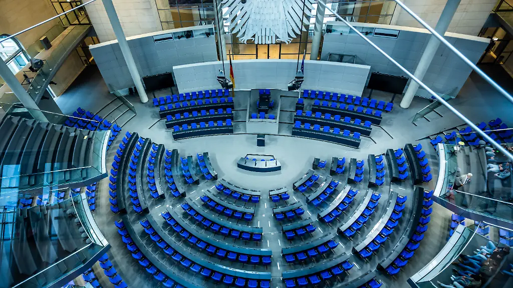 Blick-in-den-Plenarsaal-des-Bundestags-vor-Beginn-der-Fraktionssitzung-im-Bundestag-In-der-entscheidenden-Abstimmung-im-Rentenstreit-braucht-die-Regierungskoalition-eine-Mehrheit