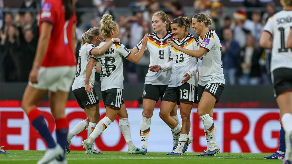 GER-Koeln-Deutschland-vs-Norwegen-Laenderspiel-Fussball-FIFA-Spielzeit-2026-2027-WM-Qualifikation-Rhein-Energie-Stadion-5-Spieltag-im-Bild-Carlotta-Wamser-Deutschland-Frauen-13-erzielt-das-Tor-goal-zum-2-0-Tor-goal-Jubel-und-Freude-Emotionen-mit-Klara-Buehl-Deutschland-DFB-DFL-REGULATIONS-PROHIBIT-ANY-USE-OF-PHOTOGRAPHS-AS-IMAGE-SEQUENCES-AND-OR-QUASI-VIDEO-05-06