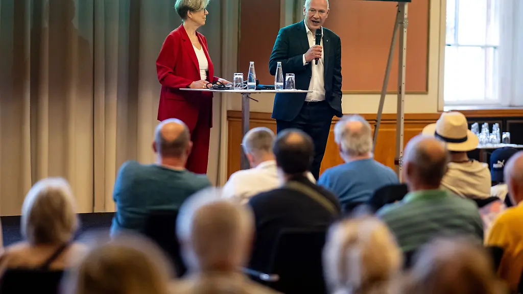 Berlins-Regierender-Buergermeister-Kai-Wegner-CDU-stellt-beim-Tag-der-offenen-Tuer-seinen-Amtssitz-vor