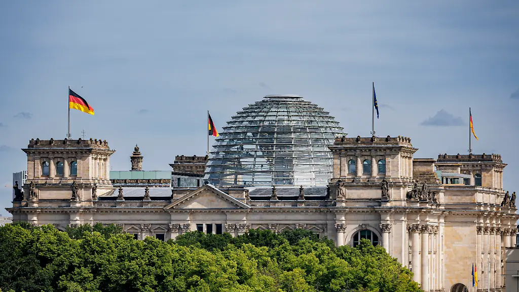 Symbolfoto-Blick-auf-das-Reichstagsgebaeude-in-Berlin-Berlin-05-06-2026