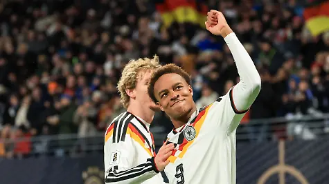 ARCHIV-17-11-2025-Sachsen-Leipzig-Fussball-WM-Qualifikation-Europa-Slowakei-Gruppenphase-Gruppe-A-6-Spieltag-Red-Bull-Arena-Assan-Ouedraogo-r-Deutschland-und-Nick-Woltemade-Deutschland-jubeln-nach-Ouedraogos-Treffer-zum-6-0-zu-dpa-Schock-fuer-Nagelsmann-Jungstar-Karl-faellt-fuer-WM-aus-Foto-Jan-Woitas-dpa-WICHTIGER-HINWEIS-Gemaess-den-Vorgaben-der-DFL-Deutsche-Fussball-Liga-bzw-des-DFB-Deutscher-Fussball-Bund-ist-es-untersagt-in-dem-Stadion-und-oder-vom-Spiel-angefertigte-Fotoaufnahmen-in-Form-von-Sequenzbildern-und-oder-videoaehnlichen-Fotostrecken-zu-verwerten-bzw-verwerten-zu-lassen