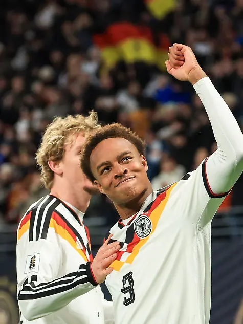 ARCHIV-17-11-2025-Sachsen-Leipzig-Fussball-WM-Qualifikation-Europa-Slowakei-Gruppenphase-Gruppe-A-6-Spieltag-Red-Bull-Arena-Assan-Ouedraogo-r-Deutschland-und-Nick-Woltemade-Deutschland-jubeln-nach-Ouedraogos-Treffer-zum-6-0-zu-dpa-Schock-fuer-Nagelsmann-Jungstar-Karl-faellt-fuer-WM-aus-Foto-Jan-Woitas-dpa-WICHTIGER-HINWEIS-Gemaess-den-Vorgaben-der-DFL-Deutsche-Fussball-Liga-bzw-des-DFB-Deutscher-Fussball-Bund-ist-es-untersagt-in-dem-Stadion-und-oder-vom-Spiel-angefertigte-Fotoaufnahmen-in-Form-von-Sequenzbildern-und-oder-videoaehnlichen-Fotostrecken-zu-verwerten-bzw-verwerten-zu-lassen