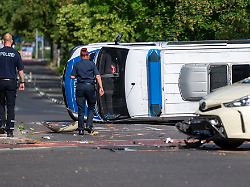 Schwerer Unfall am frühen Morgen: Polizeiwagen kracht in Taxi - acht Verletzte in Berlin