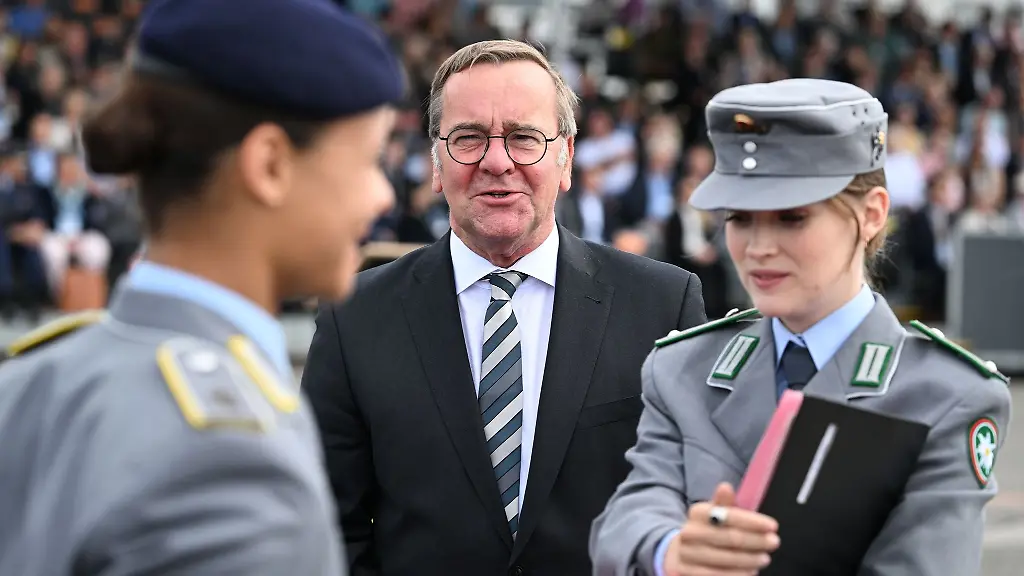 Verteidigungsminister-Boris-Pistorius-SPD-ist-mit-der-Resonanz-am-Bundeswehr-Aktionstag-zufrieden