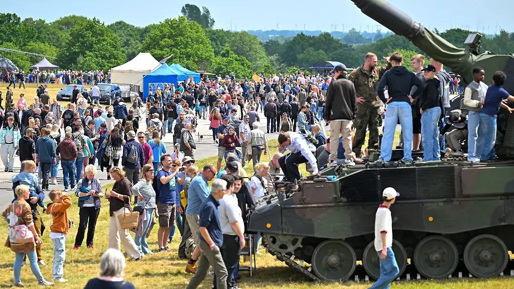Auch-das-Heer-praesentiert-sich-beim-Tag-der-Bundeswehr-in-Nordholz-und-zeigt-unter-anderem-Panzer-und-weitere-Militaerfahrzeuge