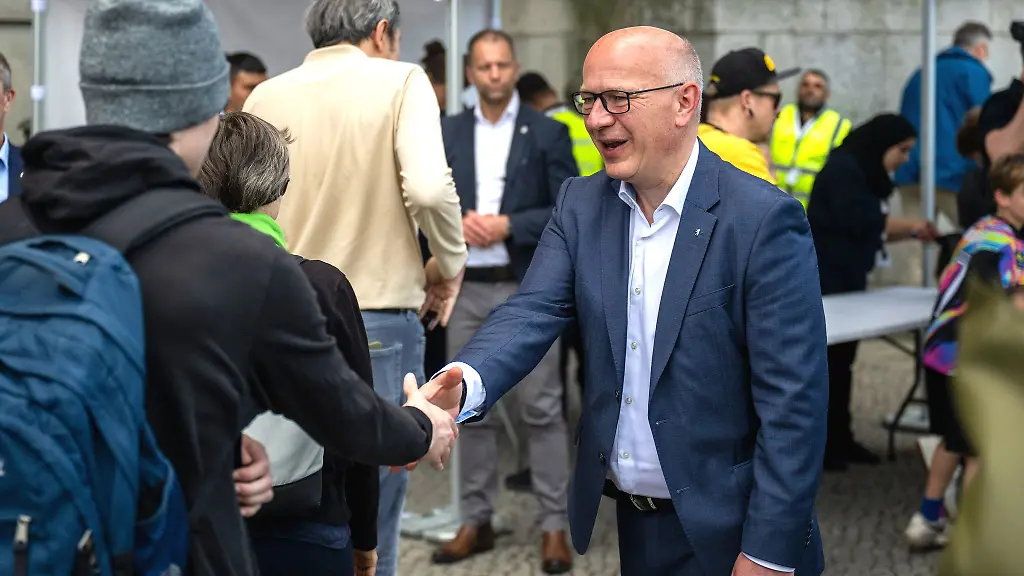Berlins-Regierender-Buergermeister-Kai-Wegner-CDU-stellte-beim-Tag-der-offenen-Tuer-seinen-Amtssitz-vor