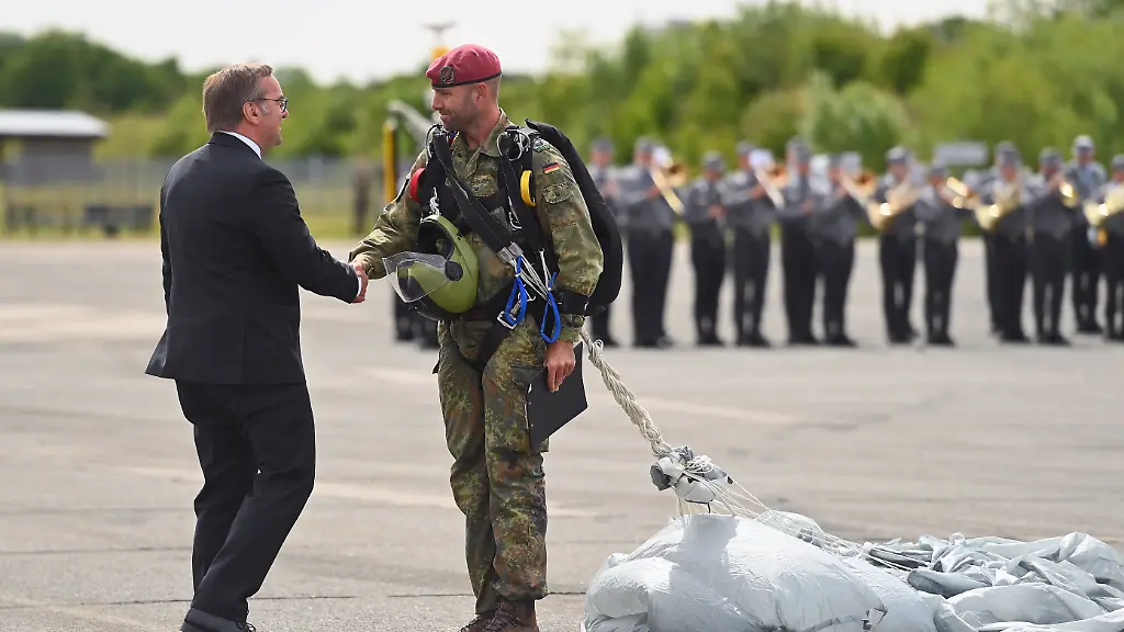 Sprungdienst-Fallschimrspringer-landet-auf-dem-Appellplatz-und-bringt-die-Befoerderungsurkunden-Befoerderungsappell-wird-von-Verteidigungsminister-Boris-PISTORIUS-begruesst-Tag-der-Bundeswehr-2026-am-06-06-2023-an-der-Universitaet-der-Bundeswehr-in-Neubiberg