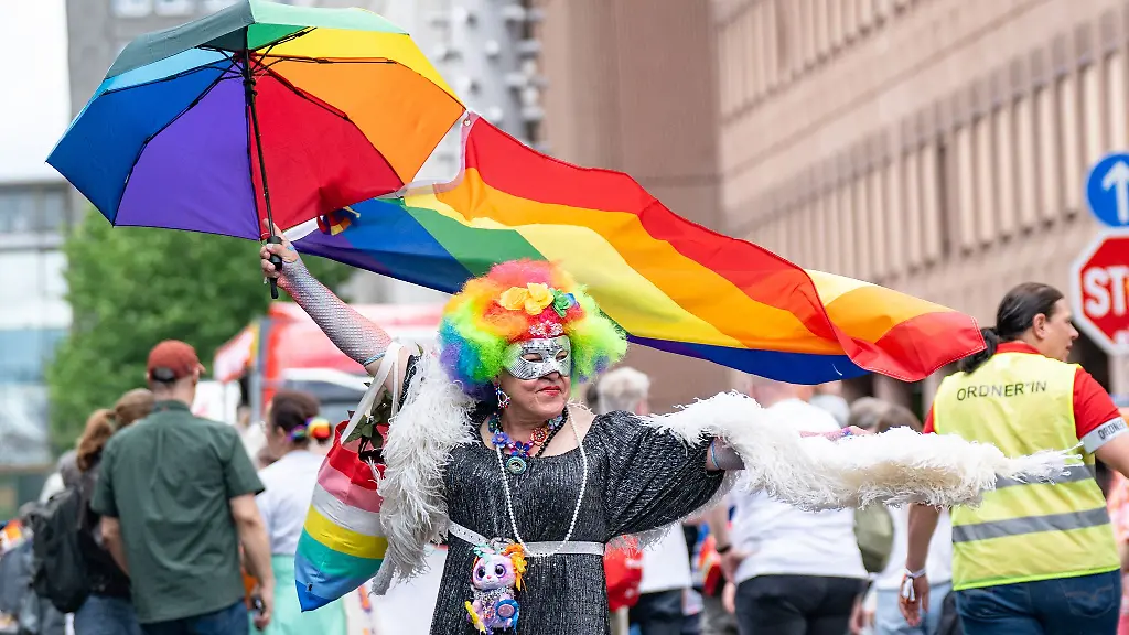 Buntes-Fest-fuer-Toleranz-und-Verstaendnis-der-CSD-zog-durch-Duesseldorf