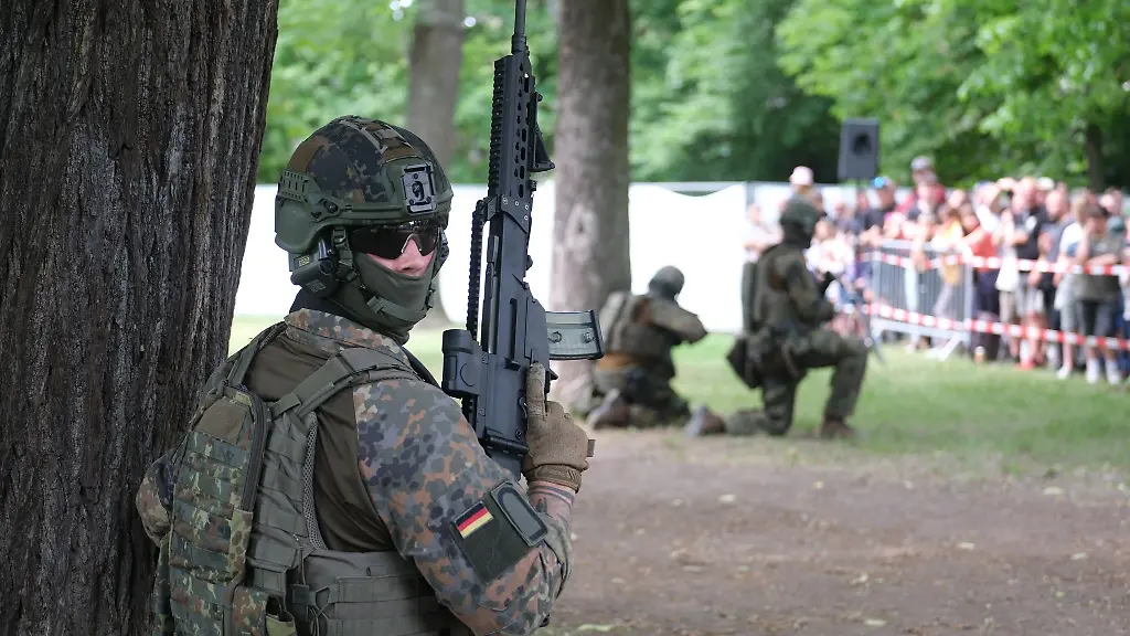 Der-groesste-Sanitaetsstandort-der-Bundeswehr-in-Deutschland-ist-in-Weissenfels-wo-in-diesem-Jahr-auch-der-Tag-der-Bundeswehr-stattfand