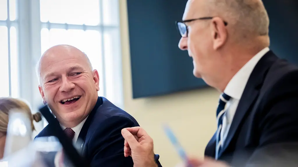 Die-Regierungschefs-Kai-Wegner-CDU-li-und-Dietmar-Woidke-SPD-re-haben-ein-Verfahren-zu-einer-moeglichen-Expo-Bewerbung-Berlins-und-Brandenburgs-verabredet