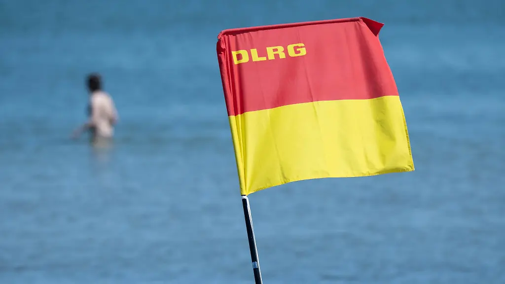 Eine-15-Jaehrige-geriet-beim-Schwimmen-im-Bereich-eines-Strandbades-in-Schwierigkeiten-und-drohte-unterzugehen