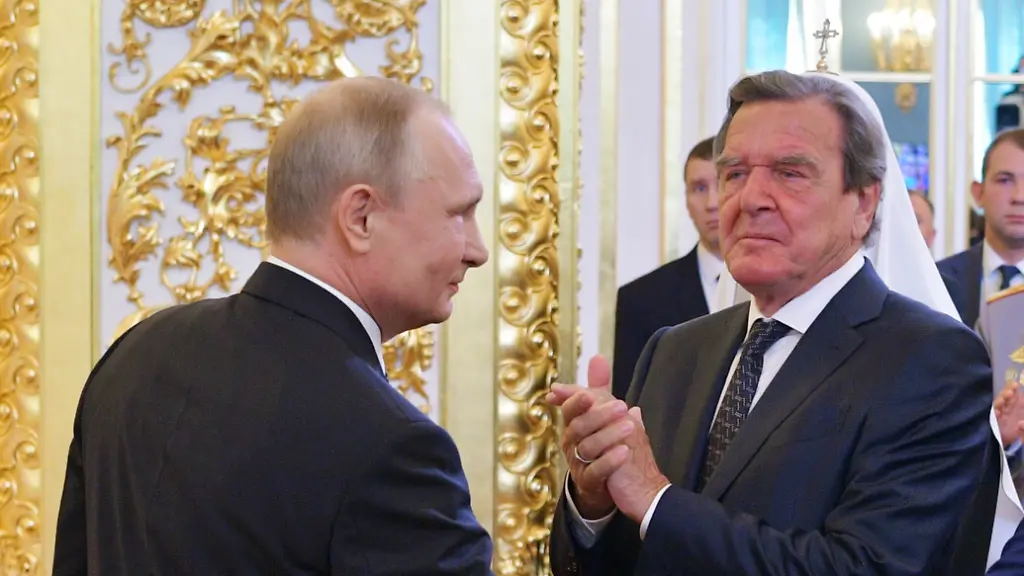 07-05-2018-Russland-Moskau-Wladimir-Putin-l-Praesident-von-Russland-gibt-waehrend-seiner-Amtseinfuehrung-als-Praesident-von-Russland-Dimitri-Medwedew-2-v-r-Ministerpraesident-von-Russland-die-Hand-Der-fruehere-deutsche-Bundeskanzler-Gerhard-Schroeder-steht-zwischen-den-beiden-Der-russische-Praesident-Wladimir-Putin-hat-am-Montag-den-Eid-fuer-eine-vierte-Amtszeit-abgelegt