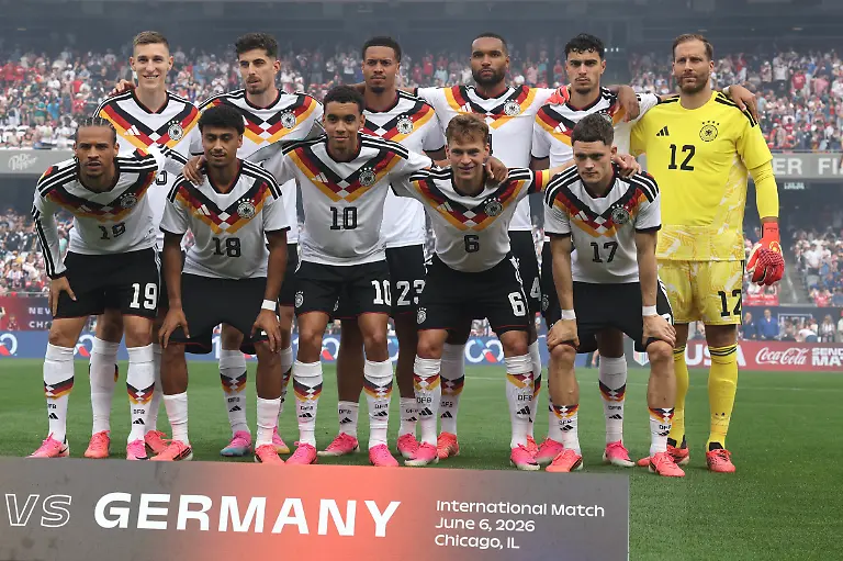 Fussball-Maenner-Nationalmannschaft-Vorbereitung-auf-die-Fussball-WM-2026-Laenderspiel-USA-Deutschland-im-Soldier-Field-Die-deutsche-Startelf-hinten-l-r-Nico-Schlotterbeck-Kai-Havertz-Felix-Kalu-Nmecha-Jonathan-Tah-Aleksandar-Pavlovic-Torwart-Oliver-Baumann-vorne-l-r-Leroy-Sane-Nathaniel-Brown-Jamal-Musiala-Joshua-Kimmich-Florian-Wirtz
