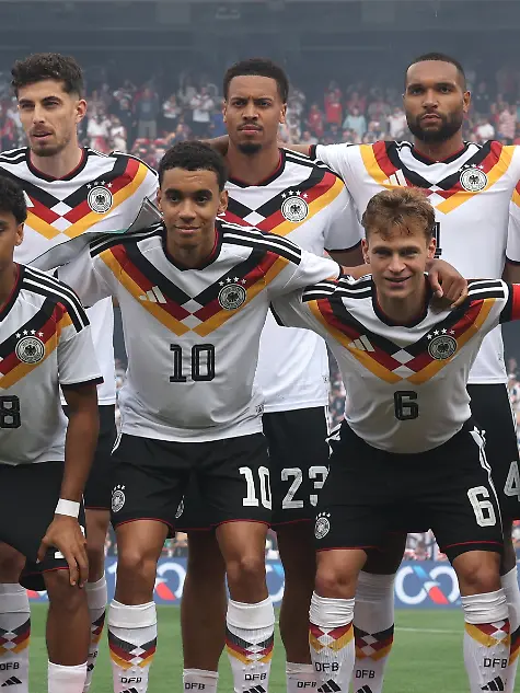 Fussball-Maenner-Nationalmannschaft-Vorbereitung-auf-die-Fussball-WM-2026-Laenderspiel-USA-Deutschland-im-Soldier-Field-Die-deutsche-Startelf-hinten-l-r-Nico-Schlotterbeck-Kai-Havertz-Felix-Kalu-Nmecha-Jonathan-Tah-Aleksandar-Pavlovic-Torwart-Oliver-Baumann-vorne-l-r-Leroy-Sane-Nathaniel-Brown-Jamal-Musiala-Joshua-Kimmich-Florian-Wirtz
