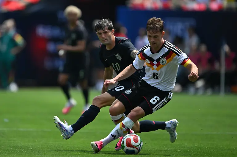 Fussball-Maenner-Nationalmannschaft-Vorbereitung-auf-die-Fussball-WM-2026-Laenderspiel-USA-Deutschland-im-Soldier-Field-Joshua-Kimmich-Deutschland-und-Christian-Pulisic-l-USA-kaempfen-um-den-Ball