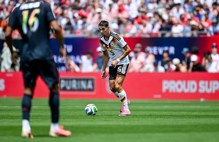 Aleksandar-Pavlovic-of-Germany-controls-the-ball-GES-Fussball-Freundschaftsspiel-USA-Deutschland-06-06