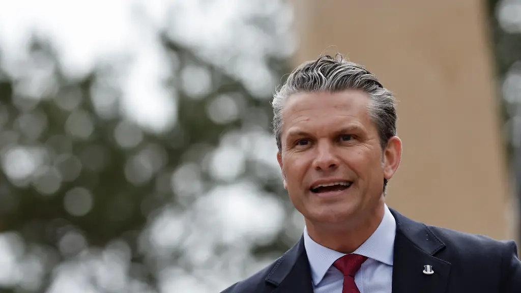 US-Verteidigungsminister-Pete-Hegseth-haelt-eine-Rede-auf-dem-US-Friedhof-in-der-Normandie-anlaesslich-des-82-Jahrestages-der-D-Day-Landung-in-Colleville-sur-Mer