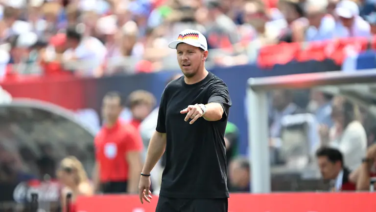 Fussball-Maenner-Nationalmannschaft-Vorbereitung-auf-die-Fussball-WM-2026-Laenderspiel-USA-Deutschland-im-Soldier-Field-Bundestrainer-Julian-Nagelsmann-gestikuliert-an-der-Seitenlinie