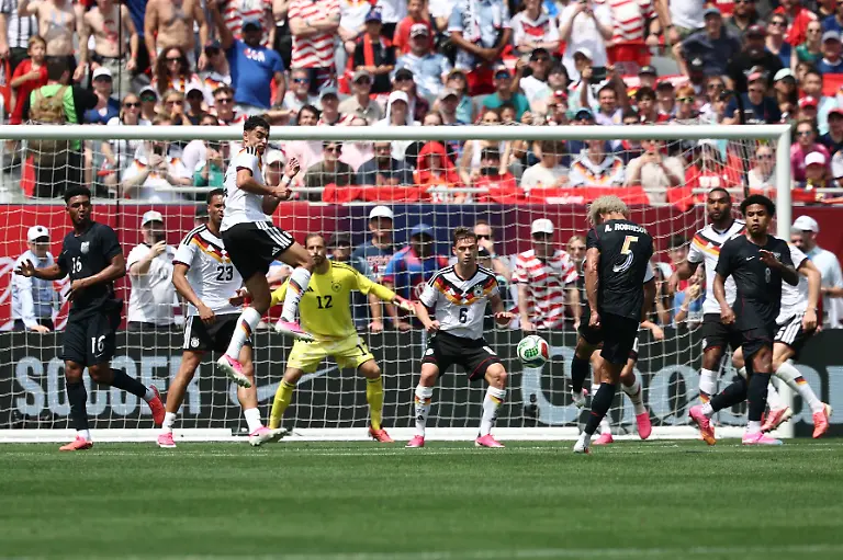 Fussball-Maenner-Nationalmannschaft-Vorbereitung-auf-die-Fussball-WM-2026-Laenderspiel-USA-Deutschland-im-Soldier-Field-Antonee-Robinson-vorne-5-USA-erzielt-das-Tor-zum-1-1-gegen-Torhueter-Oliver-Baumann-M-Deutschland