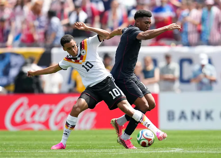Jamal-Musiala-Deutschland-10-im-Zweikampf-mit-Alex-Freeman-USA-16-USA-United-States-vs-Deutschland-Internationaler-Fussball-Freundschaftsspiel-06-06