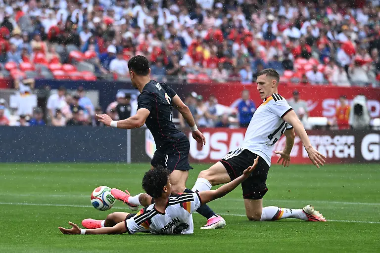 Fussball-Maenner-Nationalmannschaft-Vorbereitung-auf-die-Fussball-WM-2026-Laenderspiel-USA-Deutschland-im-Soldier-Field-Nathaniel-Brown-Deutschland-und-Nico-Schlotterbeck-r-Deutschland-in-Aktion-gegen-Sergino-Dest-USA
