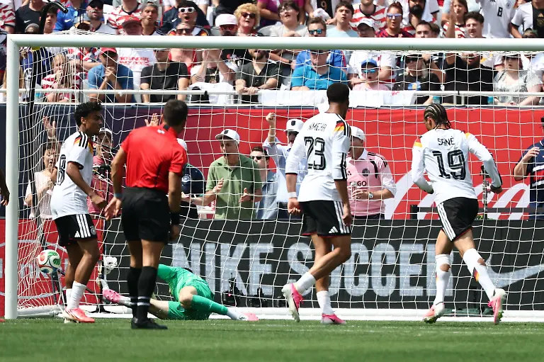 Fussball-Maenner-Nationalmannschaft-Vorbereitung-auf-die-Fussball-WM-2026-Laenderspiel-USA-Deutschland-im-Soldier-Field-Leroy-Sane-r-Deutschland-erzielt-das-Tor-zum-1-2
