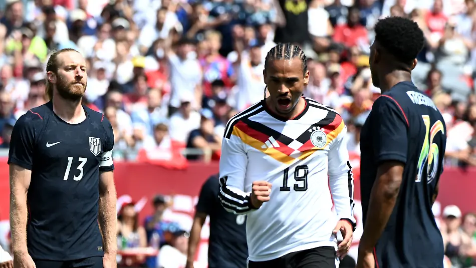 Fussball-Maenner-Nationalmannschaft-Vorbereitung-auf-die-Fussball-WM-2026-Laenderspiel-USA-Deutschland-im-Soldier-Field-Leroy-Sane-Deutschland-feiert-nach-seinem-Tor-zum-1-2