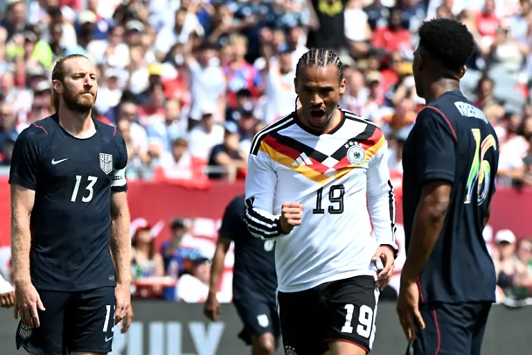 Fussball-Maenner-Nationalmannschaft-Vorbereitung-auf-die-Fussball-WM-2026-Laenderspiel-USA-Deutschland-im-Soldier-Field-Leroy-Sane-Deutschland-feiert-nach-seinem-Tor-zum-1-2