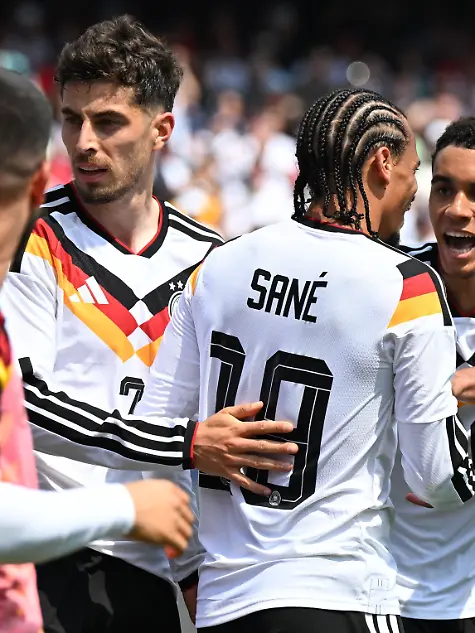 Fussball-Maenner-Nationalmannschaft-Vorbereitung-auf-die-Fussball-WM-2026-Laenderspiel-USA-Deutschland-im-Soldier-Field-Leroy-Sane-Deutschland-feiert-mit-Jamal-Musiala-r-Deutschland-nach-seinem-Tor-zum-1-2