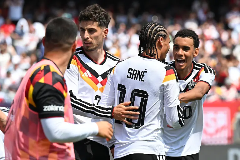 Fussball-Maenner-Nationalmannschaft-Vorbereitung-auf-die-Fussball-WM-2026-Laenderspiel-USA-Deutschland-im-Soldier-Field-Leroy-Sane-Deutschland-feiert-mit-Jamal-Musiala-r-Deutschland-nach-seinem-Tor-zum-1-2