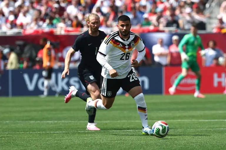 Fussball-Maenner-Nationalmannschaft-Vorbereitung-auf-die-Fussball-WM-2026-Laenderspiel-USA-Deutschland-im-Soldier-Field-Tim-Ream-USA-und-Deniz-Undav-r-Deutschland-dpa-Bildfunk